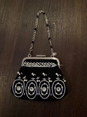 VTG LC black beaded clutch purse w/ a metal frame and beaded chain link strap